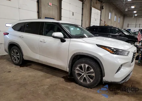 2022 Toyota Highlander Xle z USA, uszkodzony, nr VIN 5TDGZRBH1NS230694